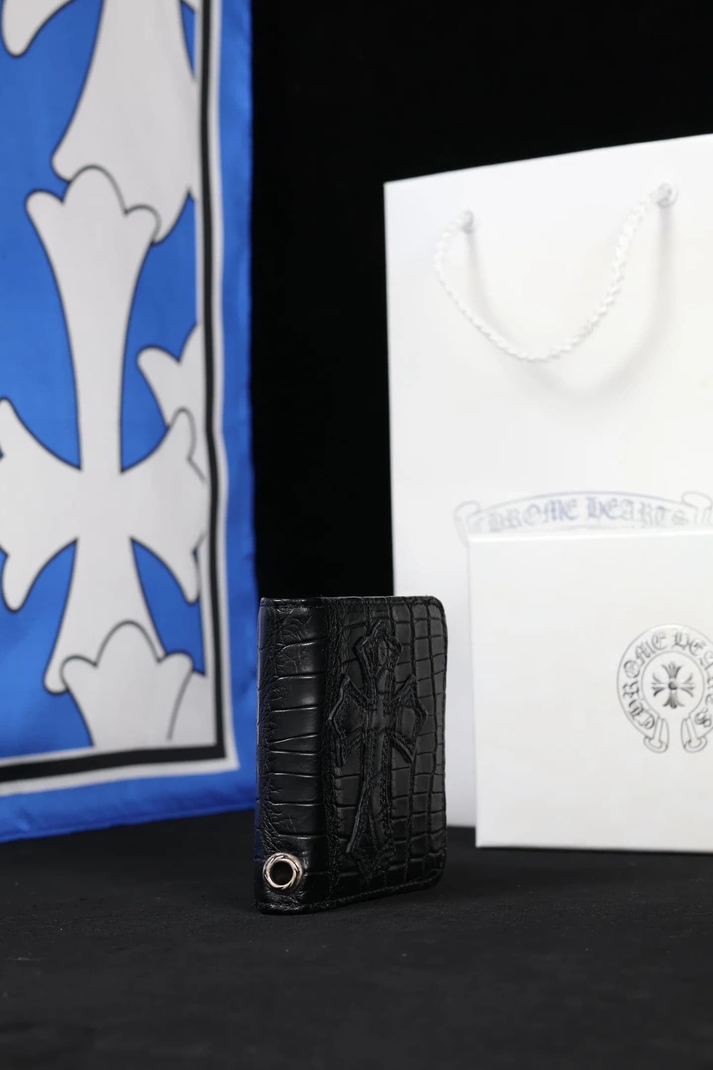 Сложенный кошелек Chrome Hearts с серебряным люверсом, вид сбоку