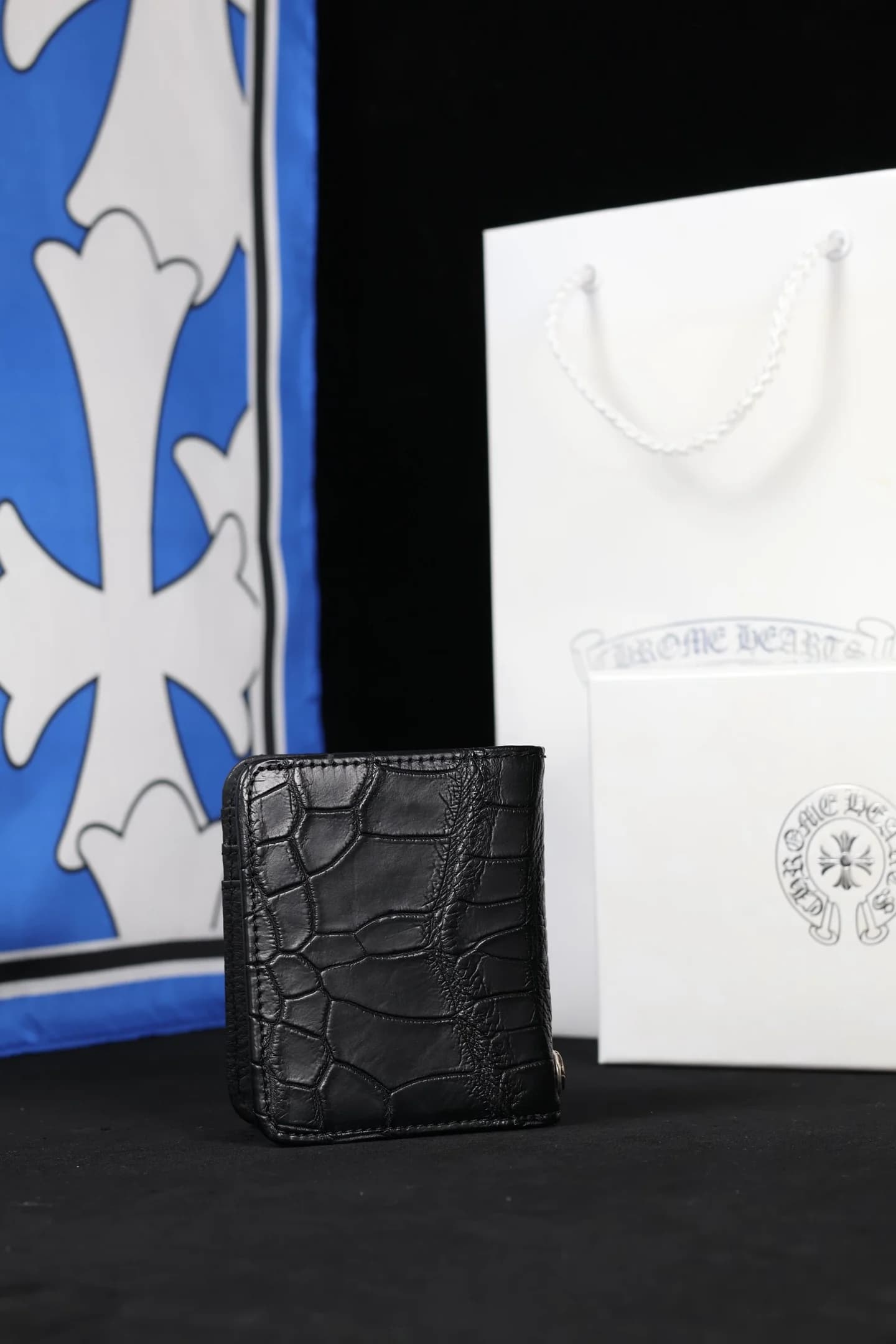 Задняя сторона кошелька Chrome Hearts из фактурной кожи крокодила