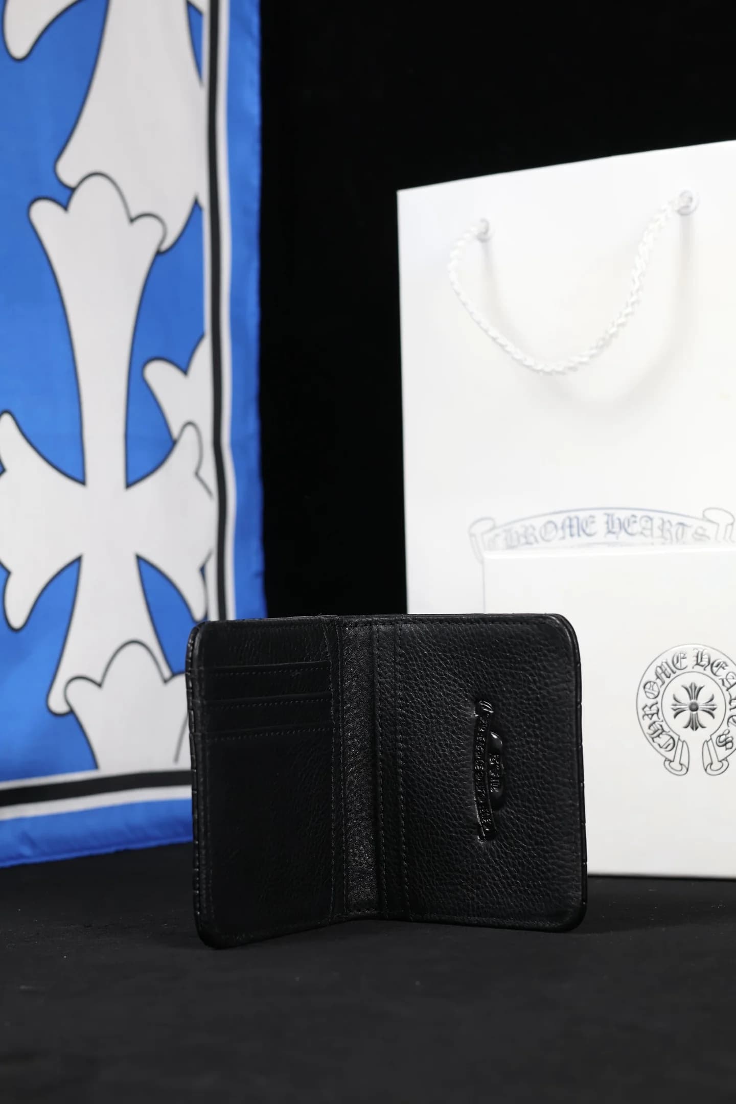 Раскрытый кошелек Chrome Hearts с отделениями для пластиковых карт
