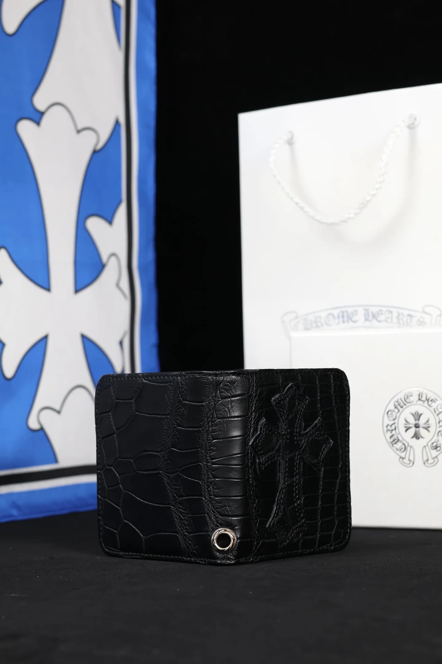 Внешняя панель раскрытого кошелька Chrome Hearts из кожи крокодила с люверсом