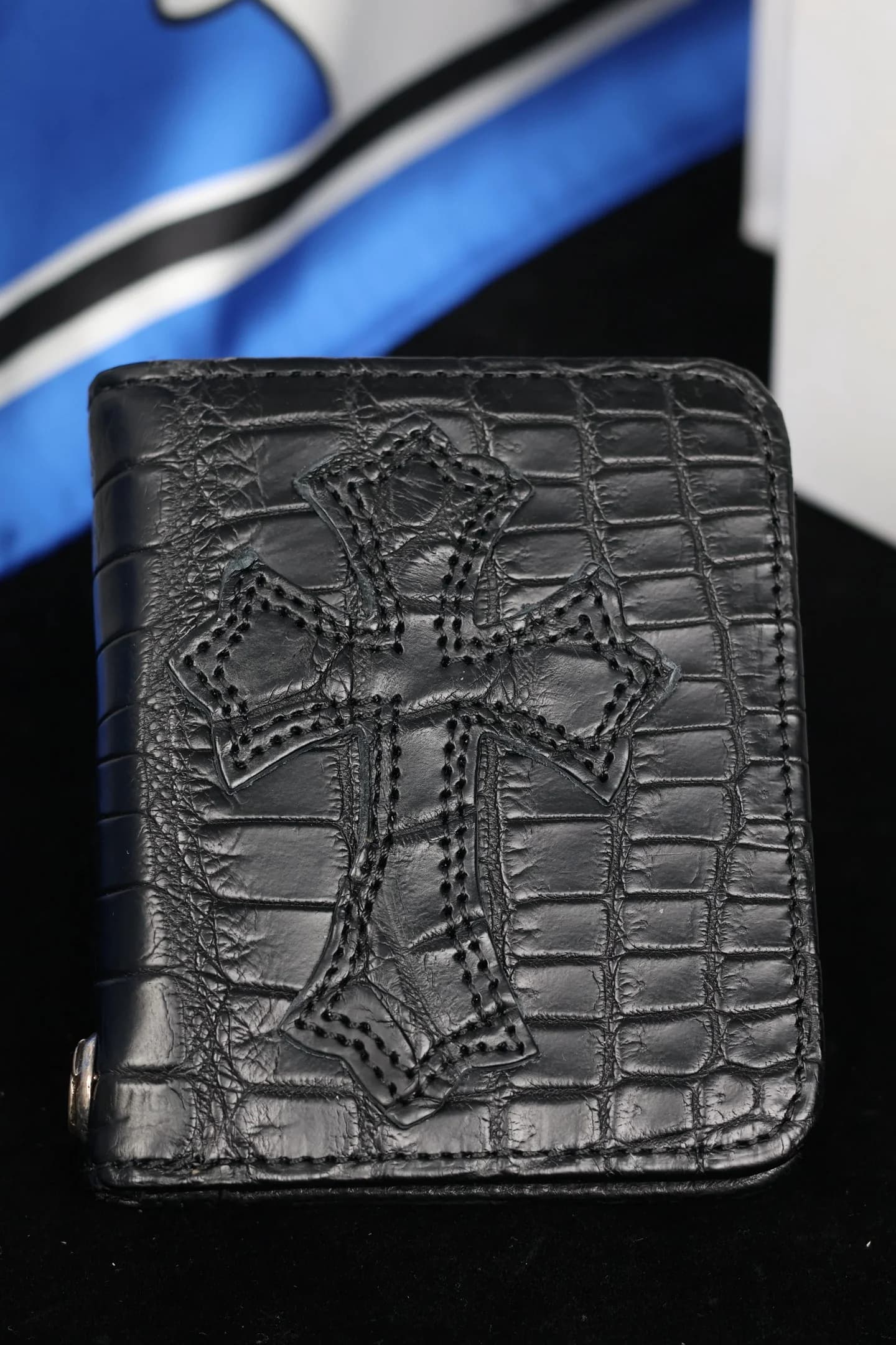 Крупный план лицевой стороны кошелька Chrome Hearts с кожаной нашивкой-крестом