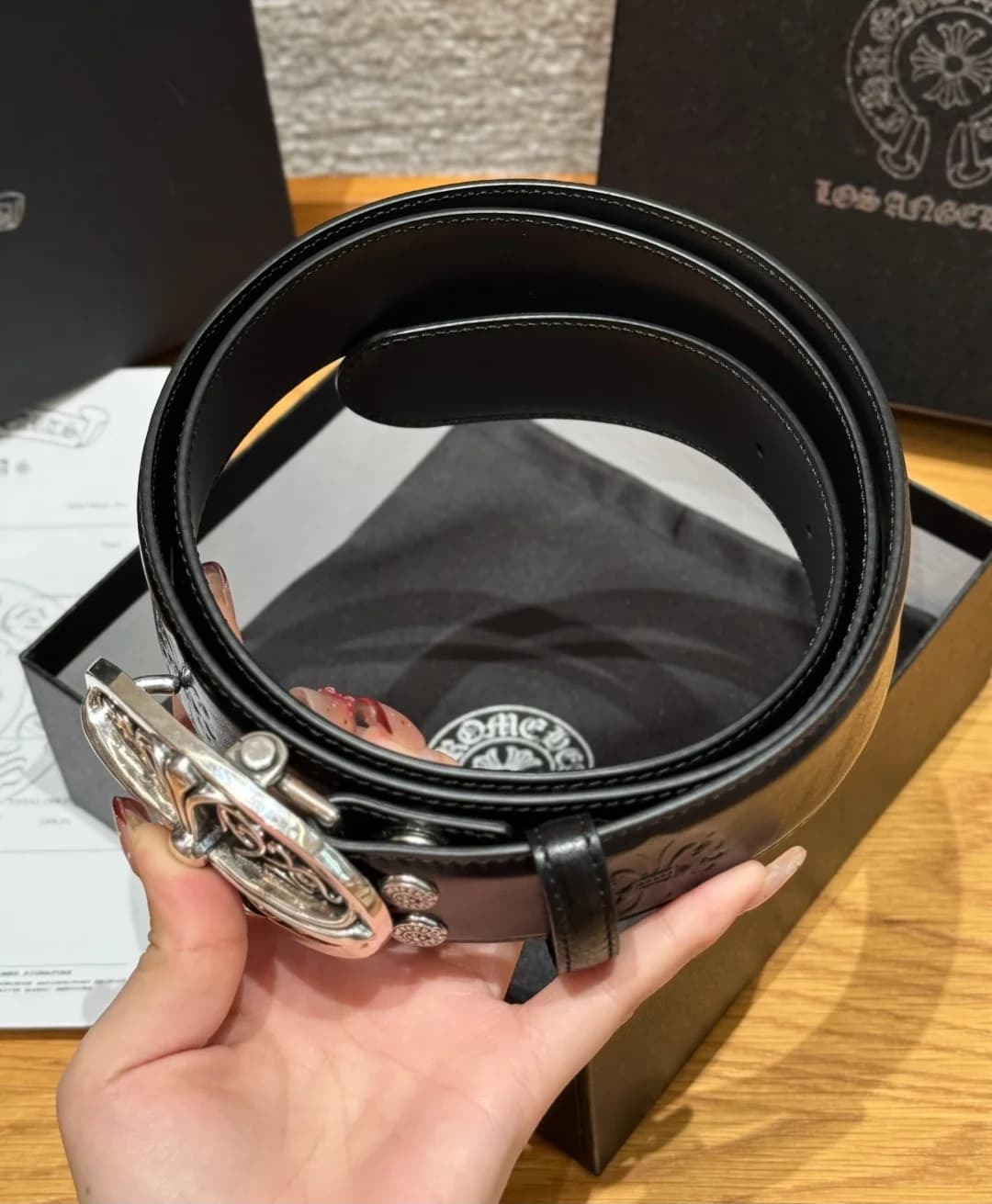 Свернутый кожаный ремень Chrome Hearts с пряжкой, вид сверху