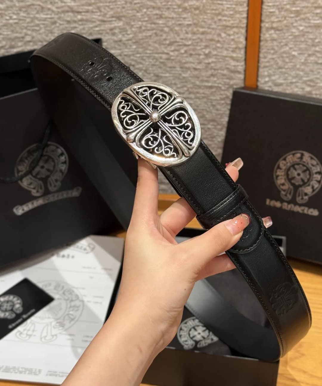Кожаный ремень Chrome Hearts с акцентной пряжкой в готическом стиле
