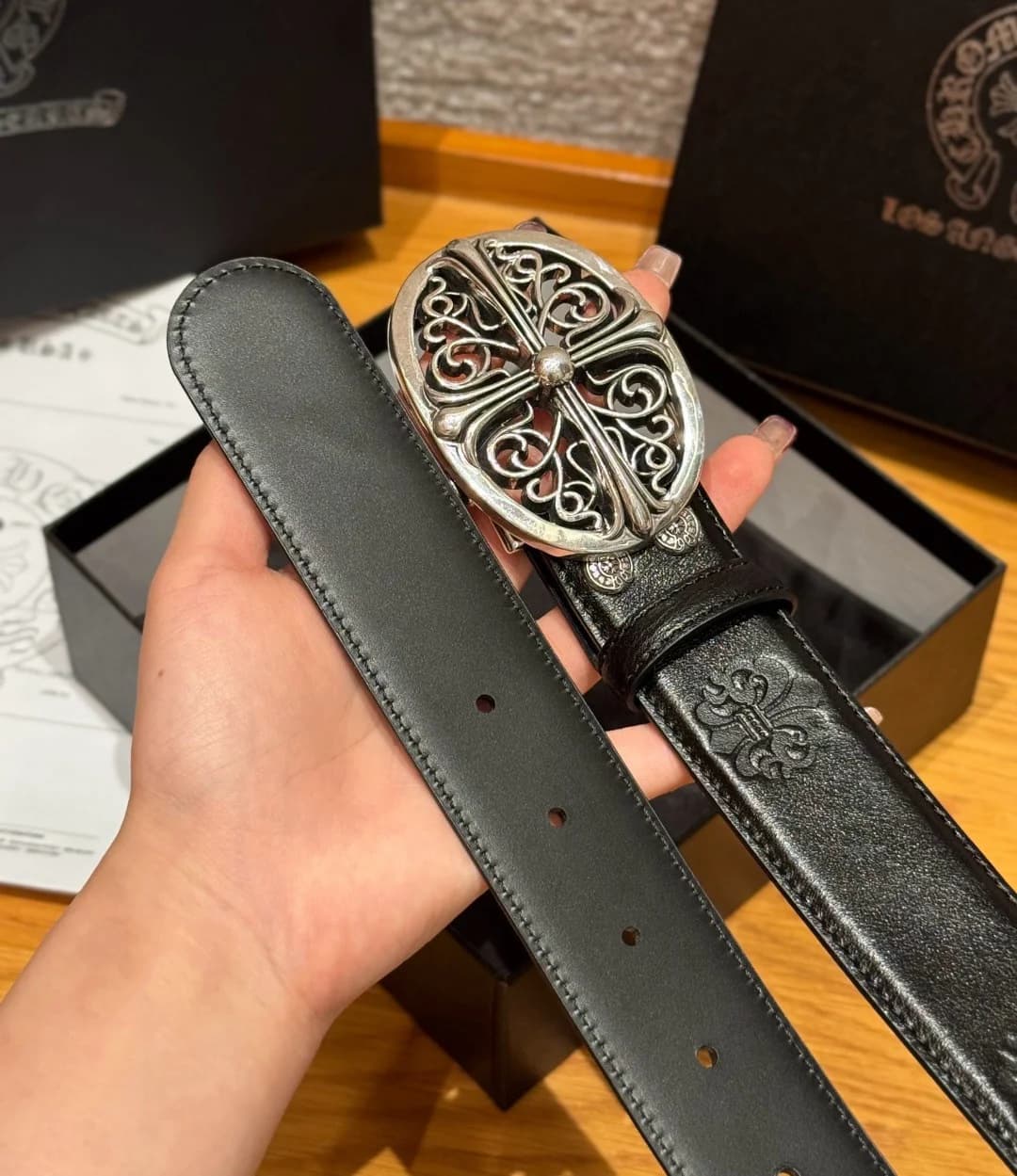 Отверстия для регулировки длины и пряжка ремня Chrome Hearts