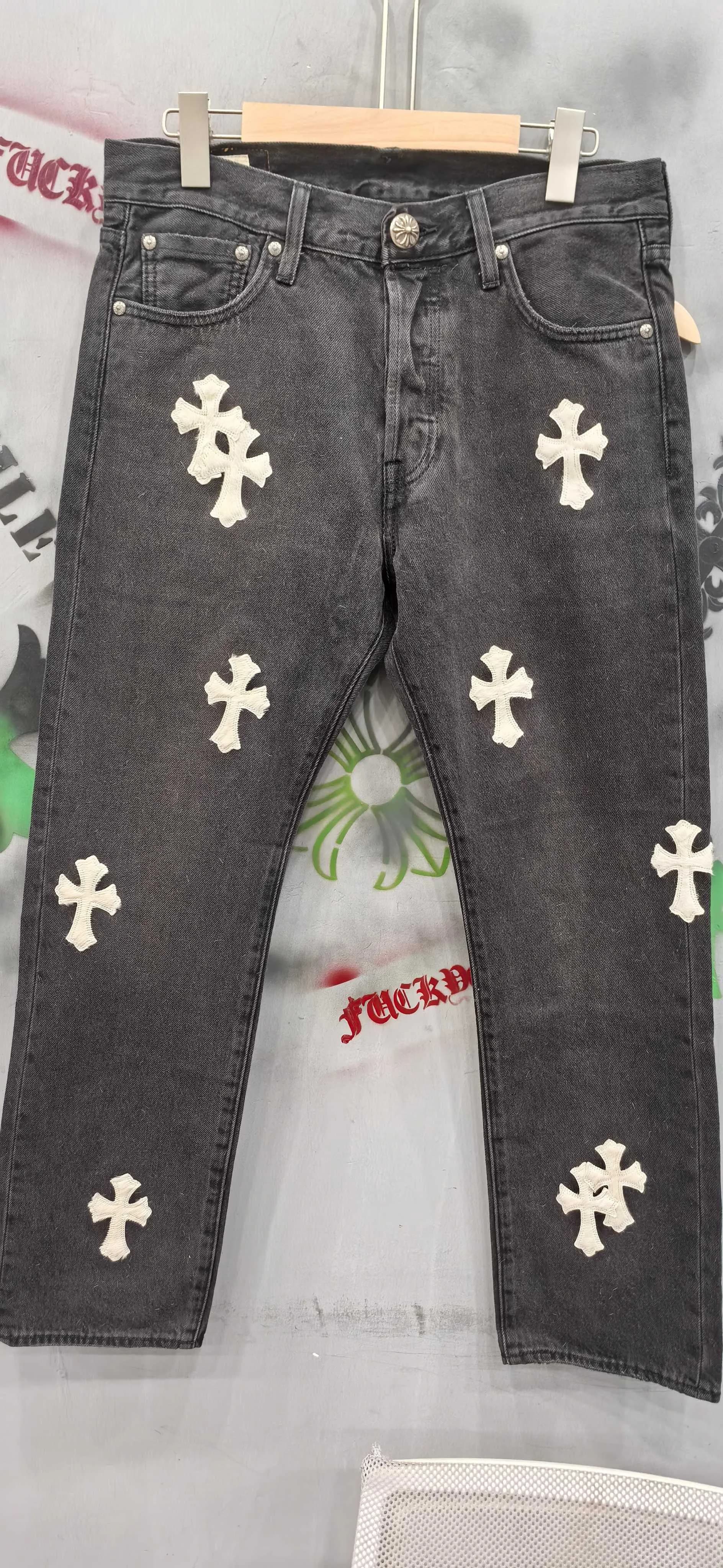 Темно-серые джинсы Chrome Hearts x Levi's 501 с белыми нашивками-крестами, вид спереди