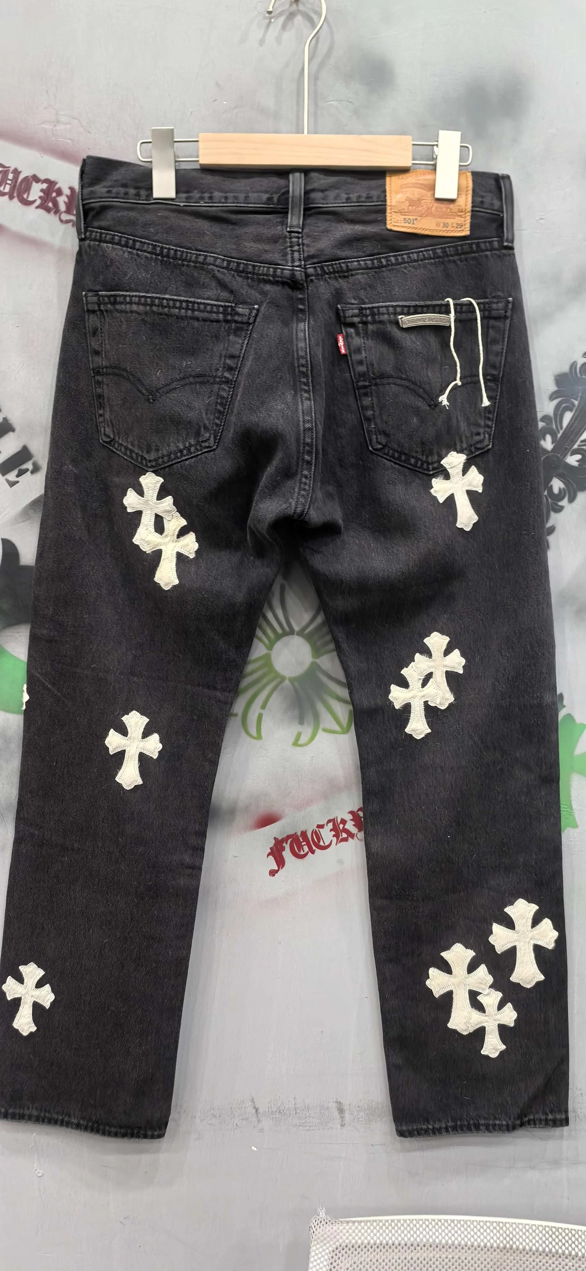 Темно-серые джинсы Chrome Hearts x Levi's 501 с белыми нашивками-крестами, вид сзади