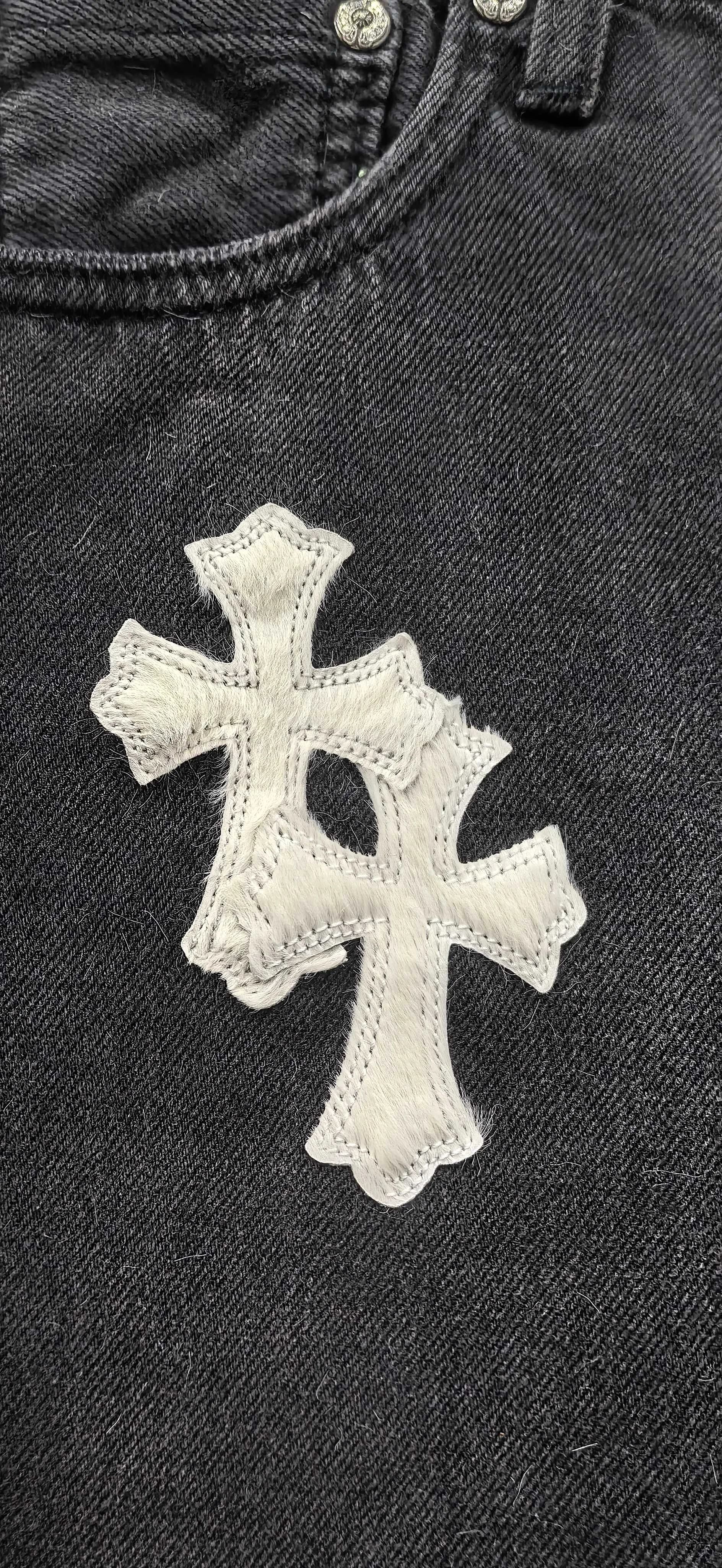 Деталь нашивки в виде креста из белого меха пони на джинсах Chrome Hearts x Levi's 501