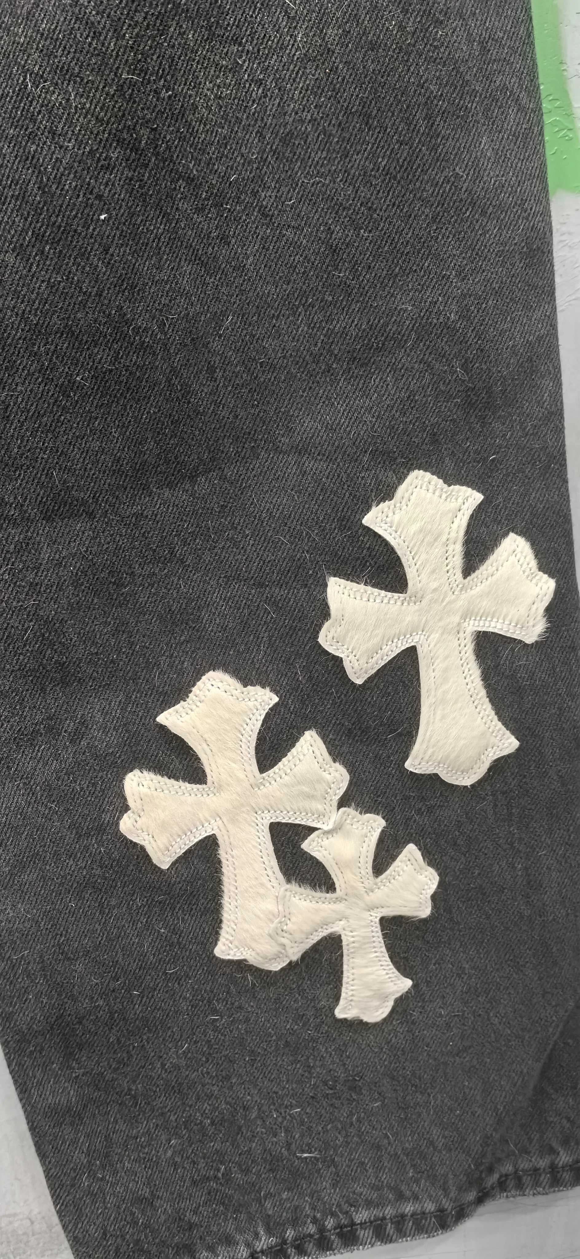 Деталь нашивок в виде крестов на нижней части штанины джинсов Chrome Hearts x Levi's 501