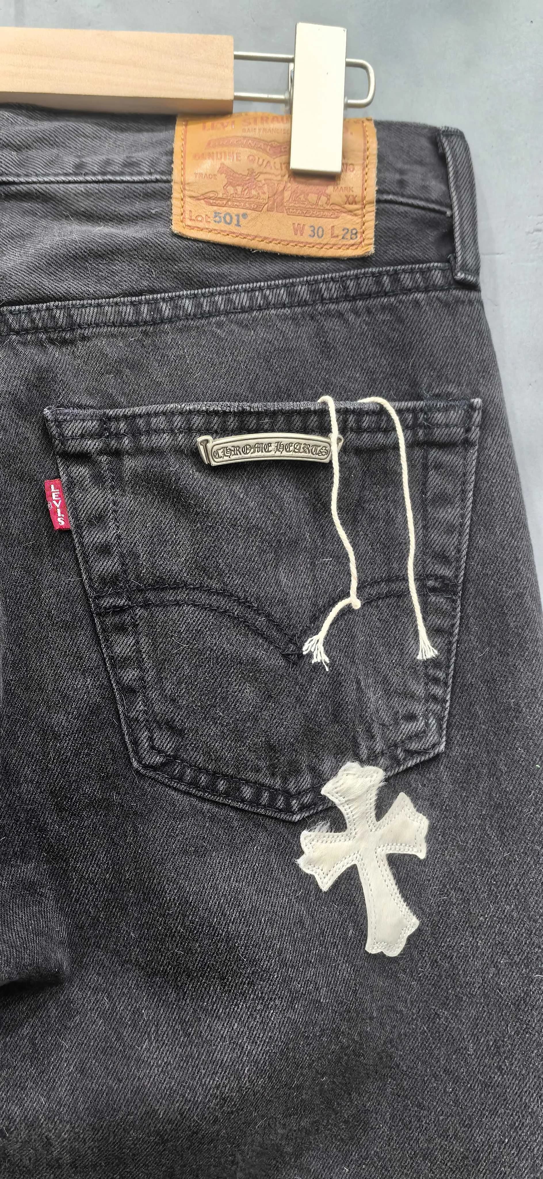 Задний карман джинсов Chrome Hearts x Levi's 501 с кожаным патчем и серебряной деталью