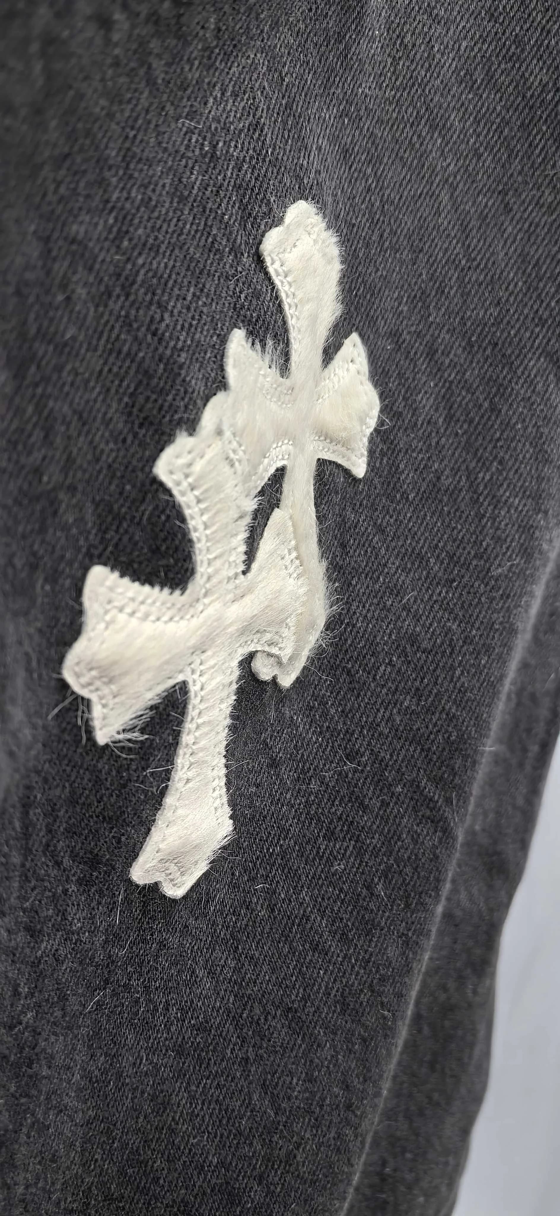Текстура нашивки из меха пони на джинсах Chrome Hearts x Levi's 501