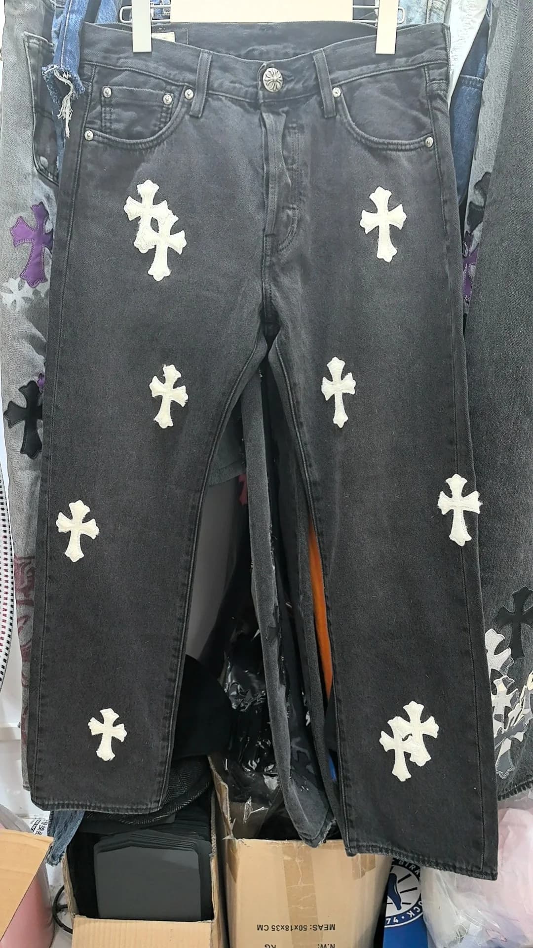 Джинсы Chrome Hearts x Levi's 501 на вешалке, вид спереди