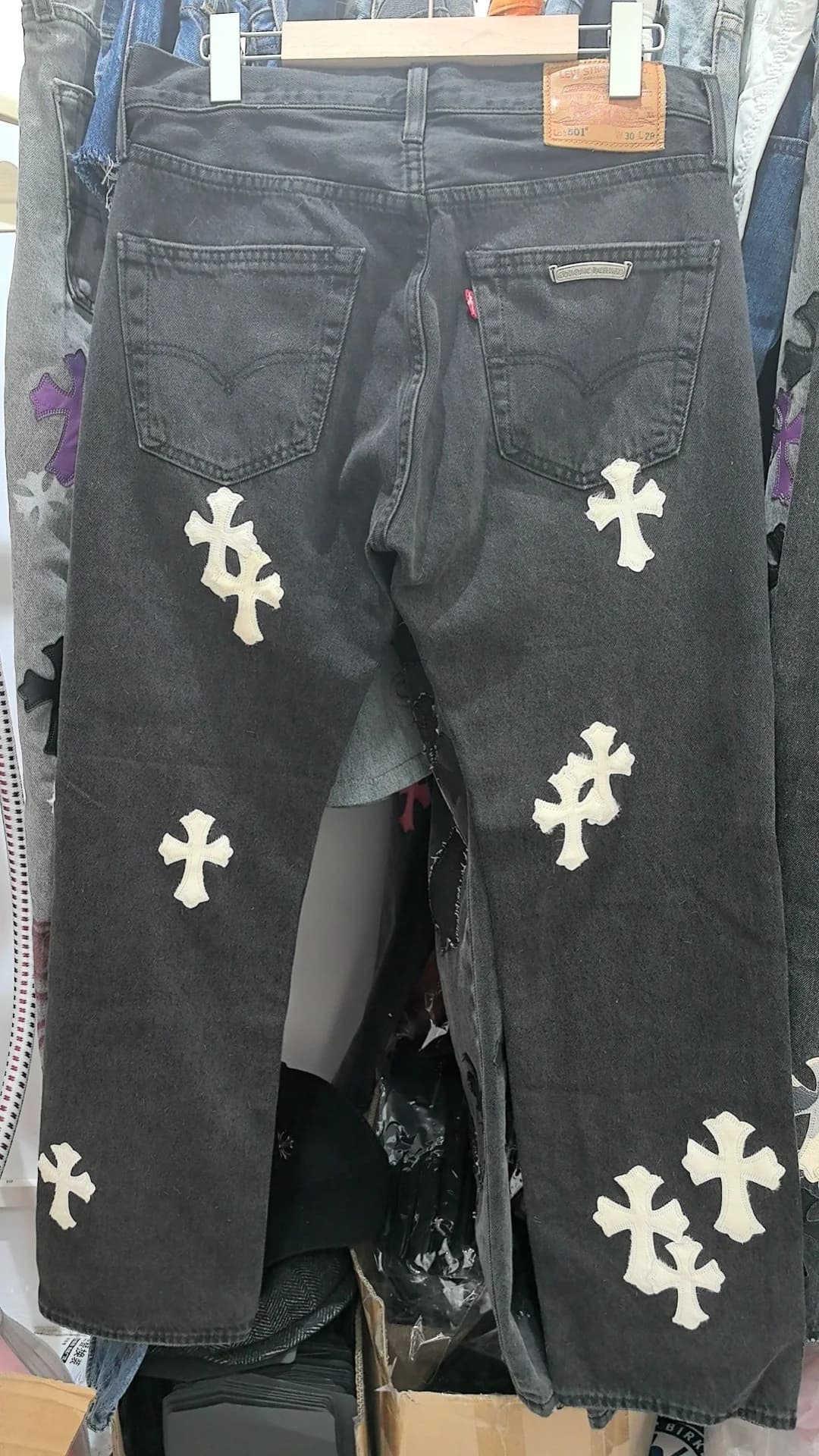 Джинсы Chrome Hearts x Levi's 501 на вешалке, вид сзади