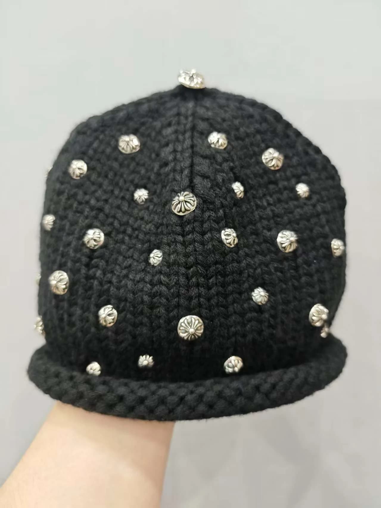 Черная вязаная шапка Chrome Hearts из кашемира с серебряными заклепками-крестами