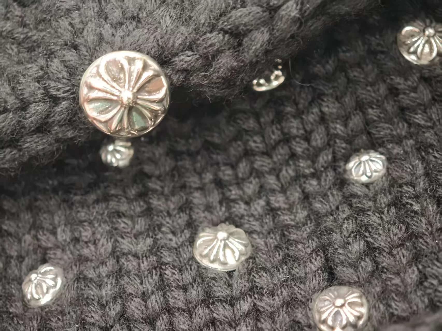Текстура кашемировой пряжи и серебряные элементы шапки Chrome Hearts