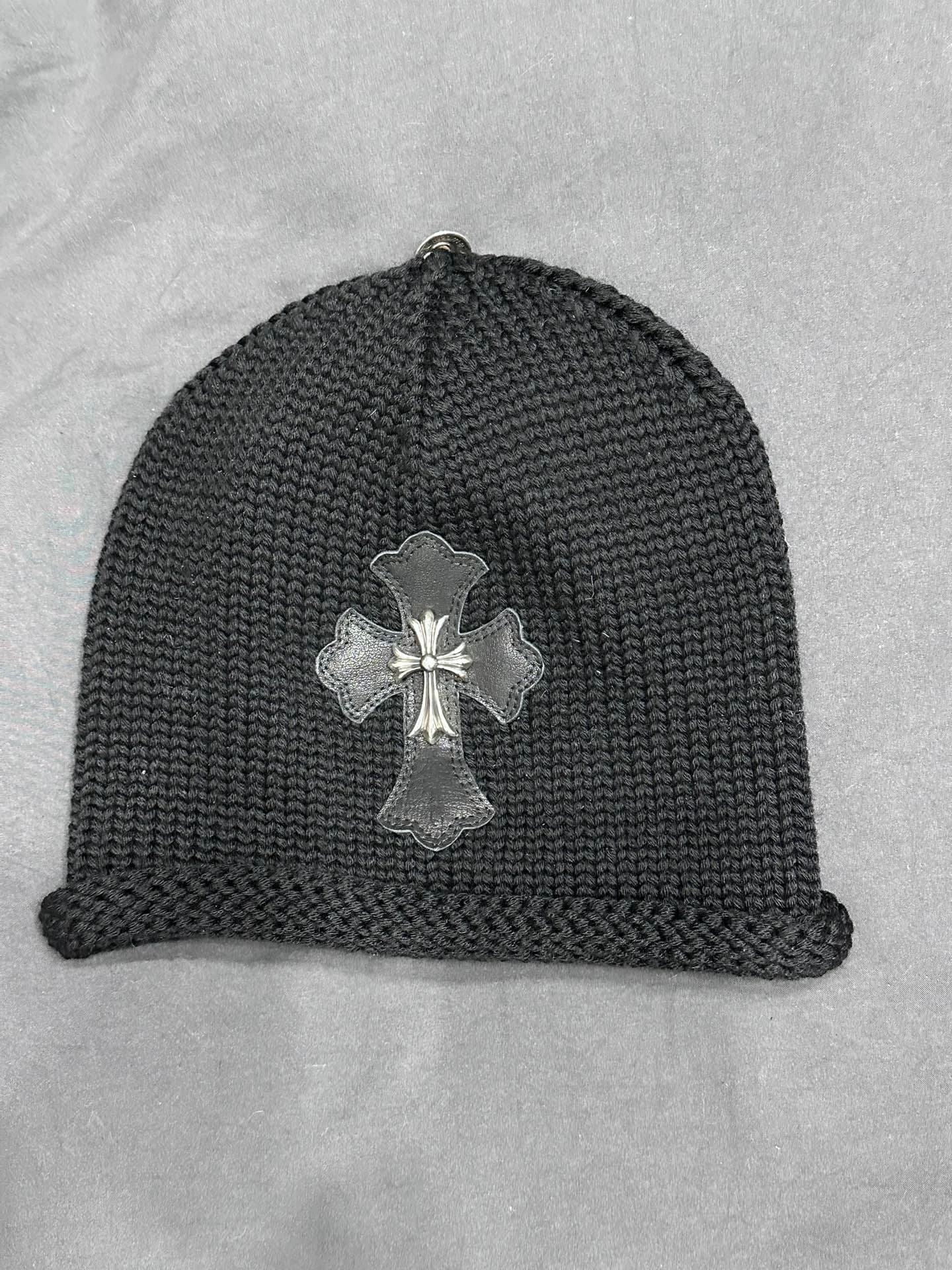 Черная вязаная шапка Chrome Hearts с кожаным крестом спереди