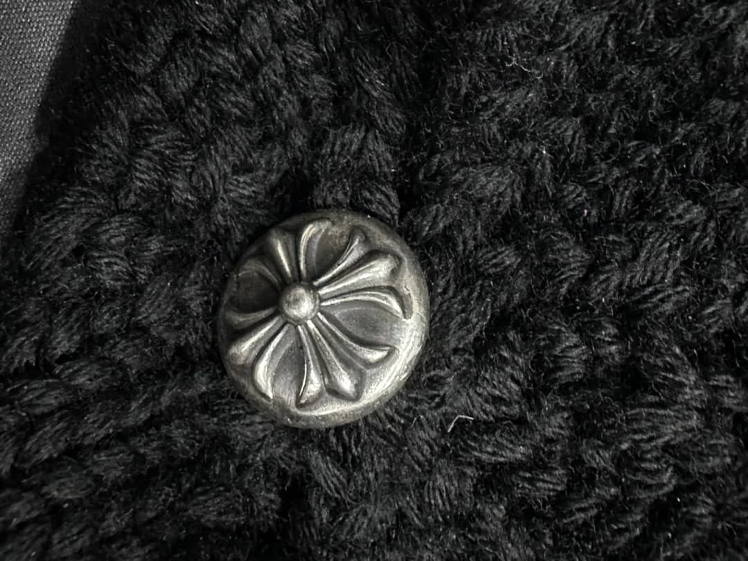 Серебряная заклепка с гравировкой Chrome Hearts на макушке шапки