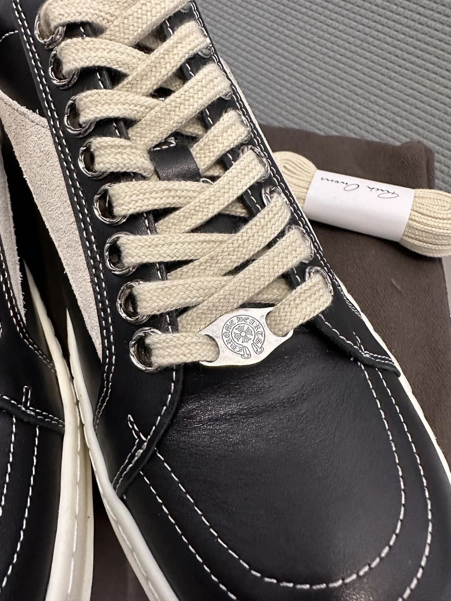 Детали шнуровки и металлического дюбре на кедах Chrome Hearts x Rick Owens