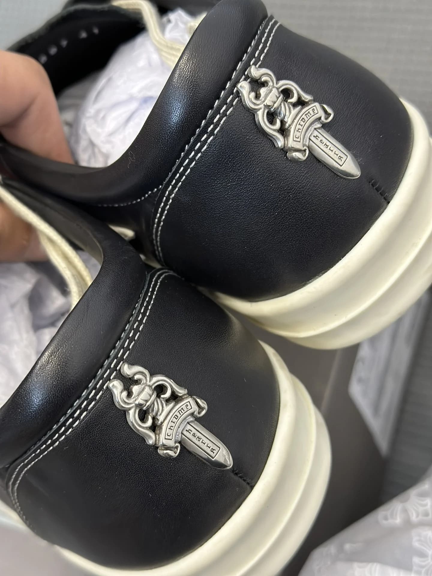 Серебряная фурнитура в виде кинжала на заднике кед Chrome Hearts x Rick Owens