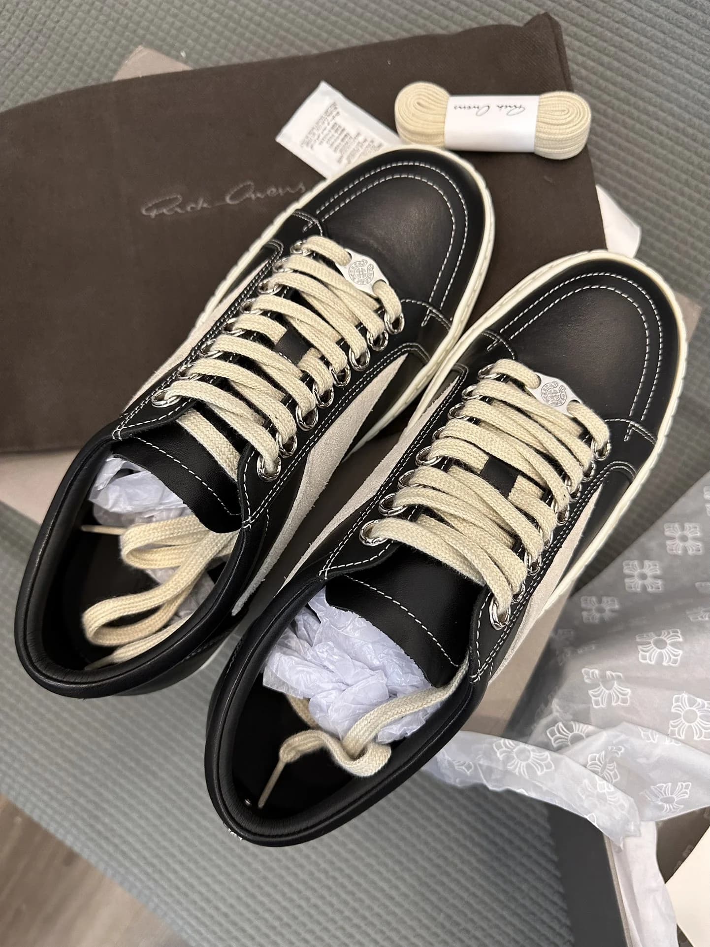 Пара черных кед Chrome Hearts x Rick Owens, вид сверху