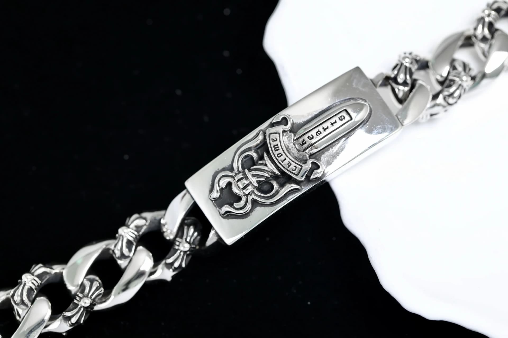 Крупный план центральной пластины с рельефным кинжалом Dagger