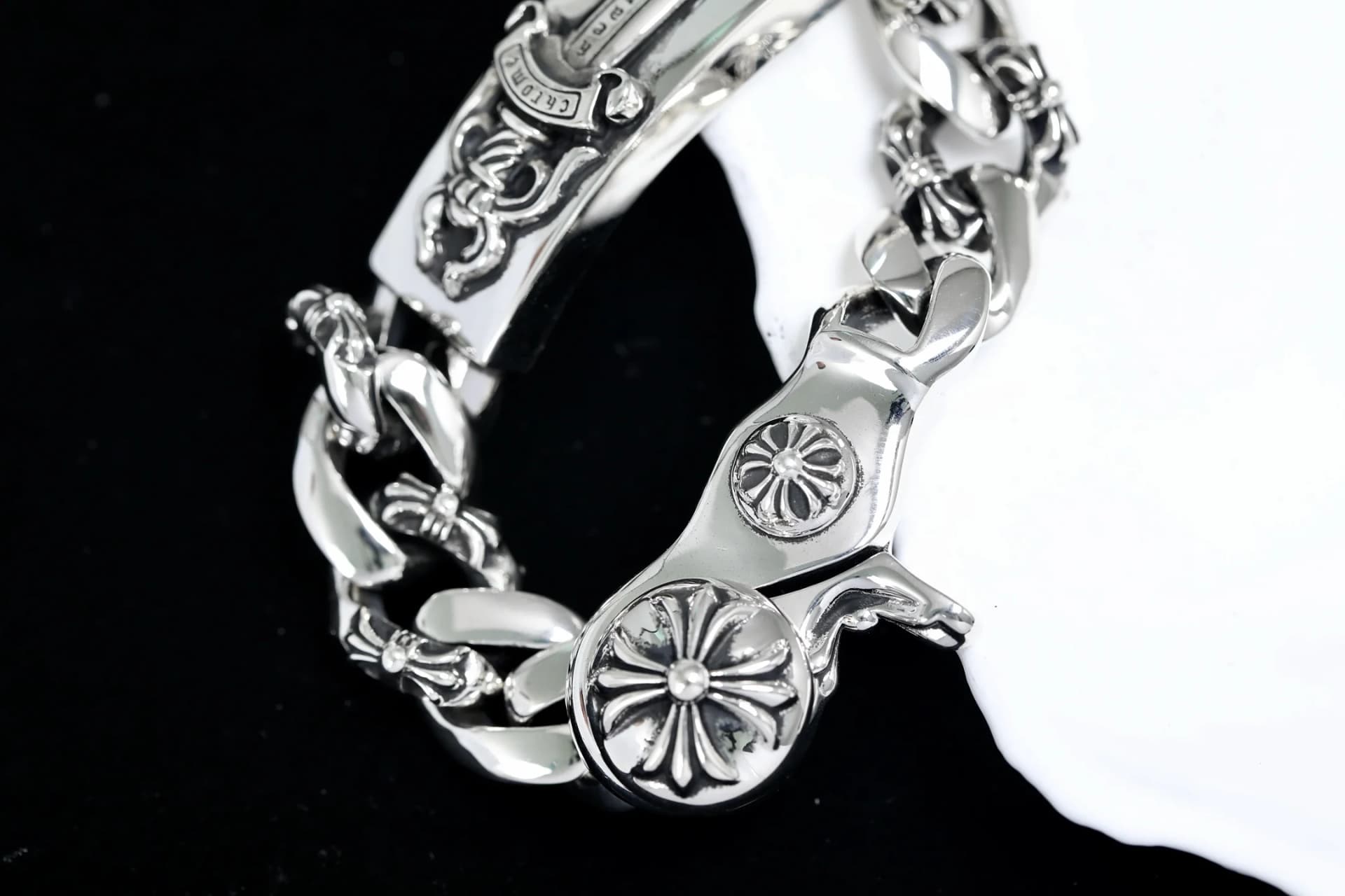 Крупный план застежки-карабина с крестом Floral Cross