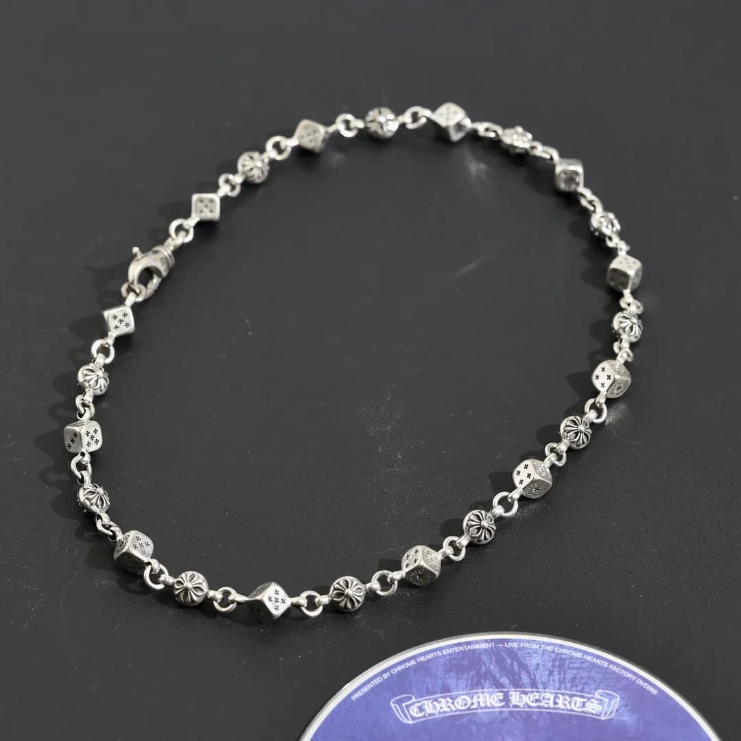 Серебряное колье Chrome Hearts с кубиками и крестовыми звеньями, общий вид