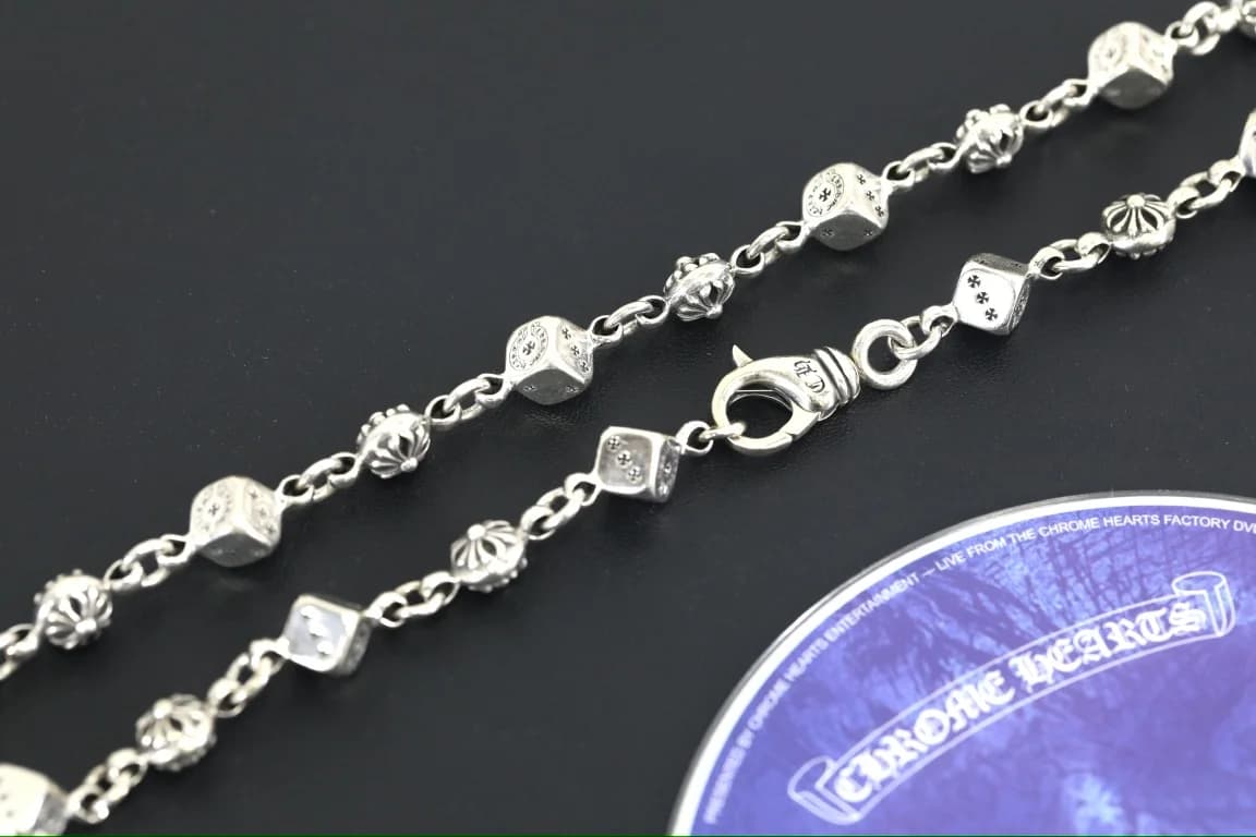 Фрагмент цепочки Chrome Hearts со звеньями-кубиками и застежкой