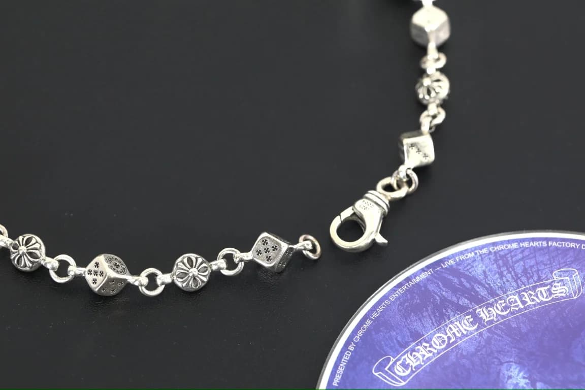Замок-карабин на серебряном колье Chrome Hearts крупным планом