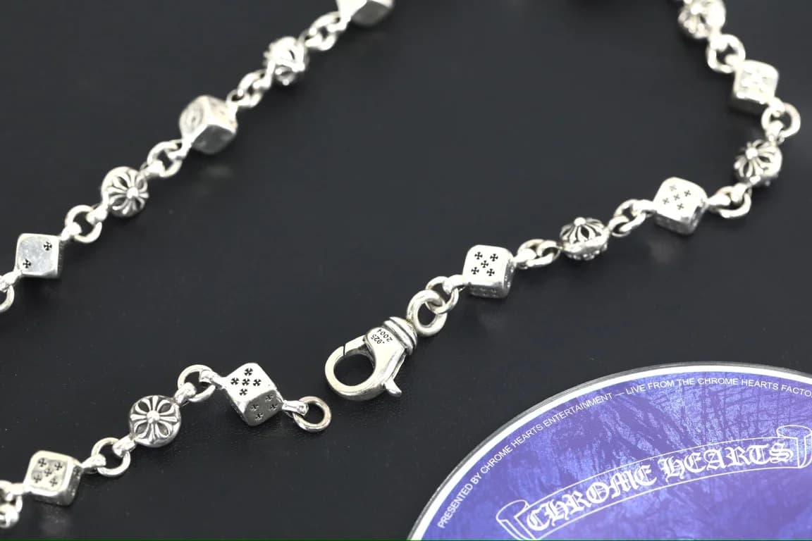 Расстегнутая цепочка Chrome Hearts с замком и гравированными звеньями