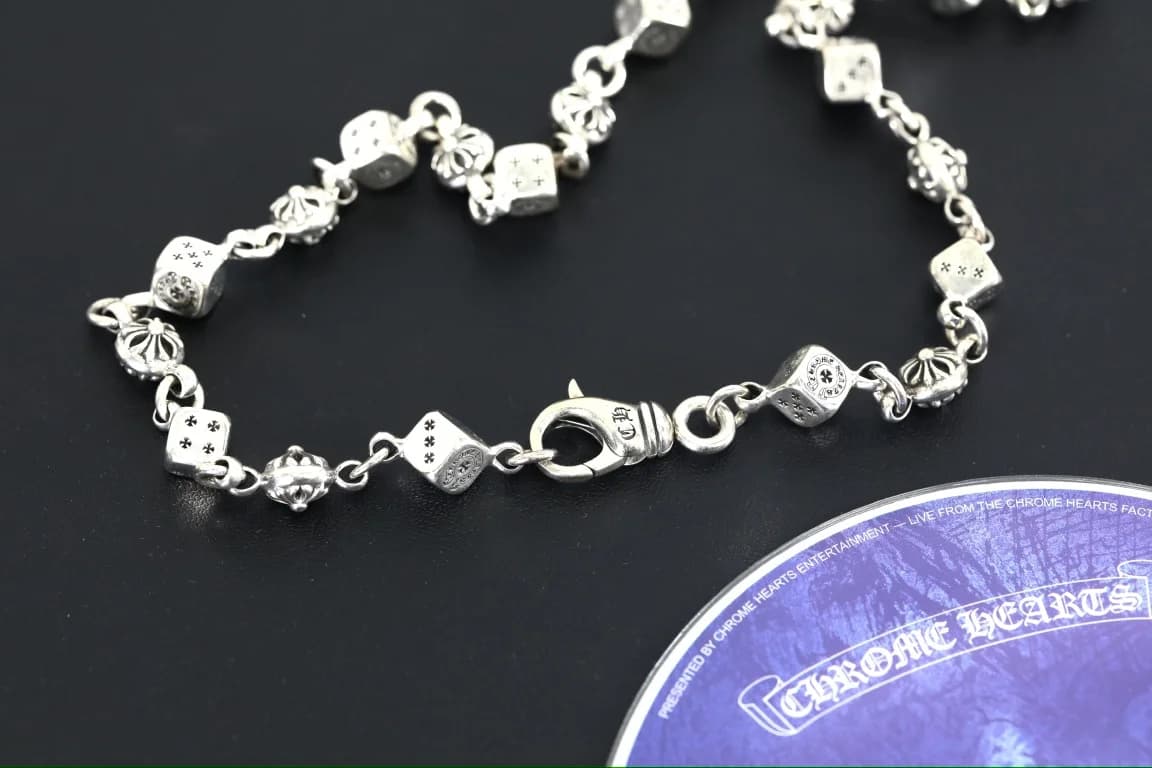 Колье Chrome Hearts, выложенное полукругом