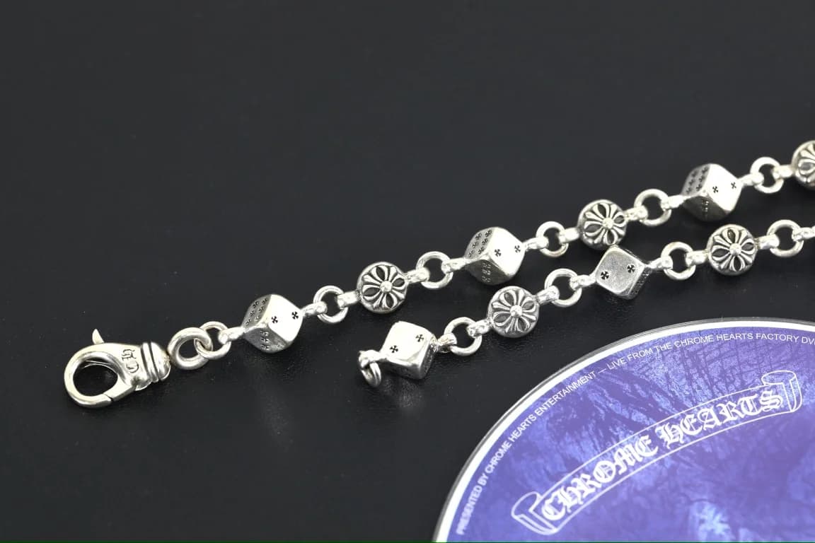Детали серебряных звеньев и застежки колье Chrome Hearts
