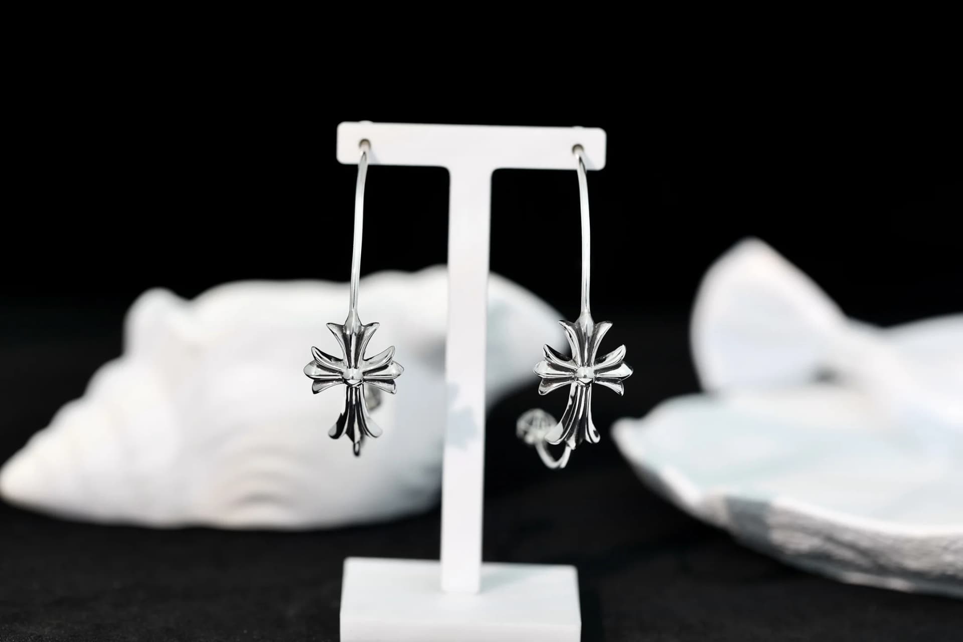 Серьги-кольца Chrome Hearts с крестом на белой подставке