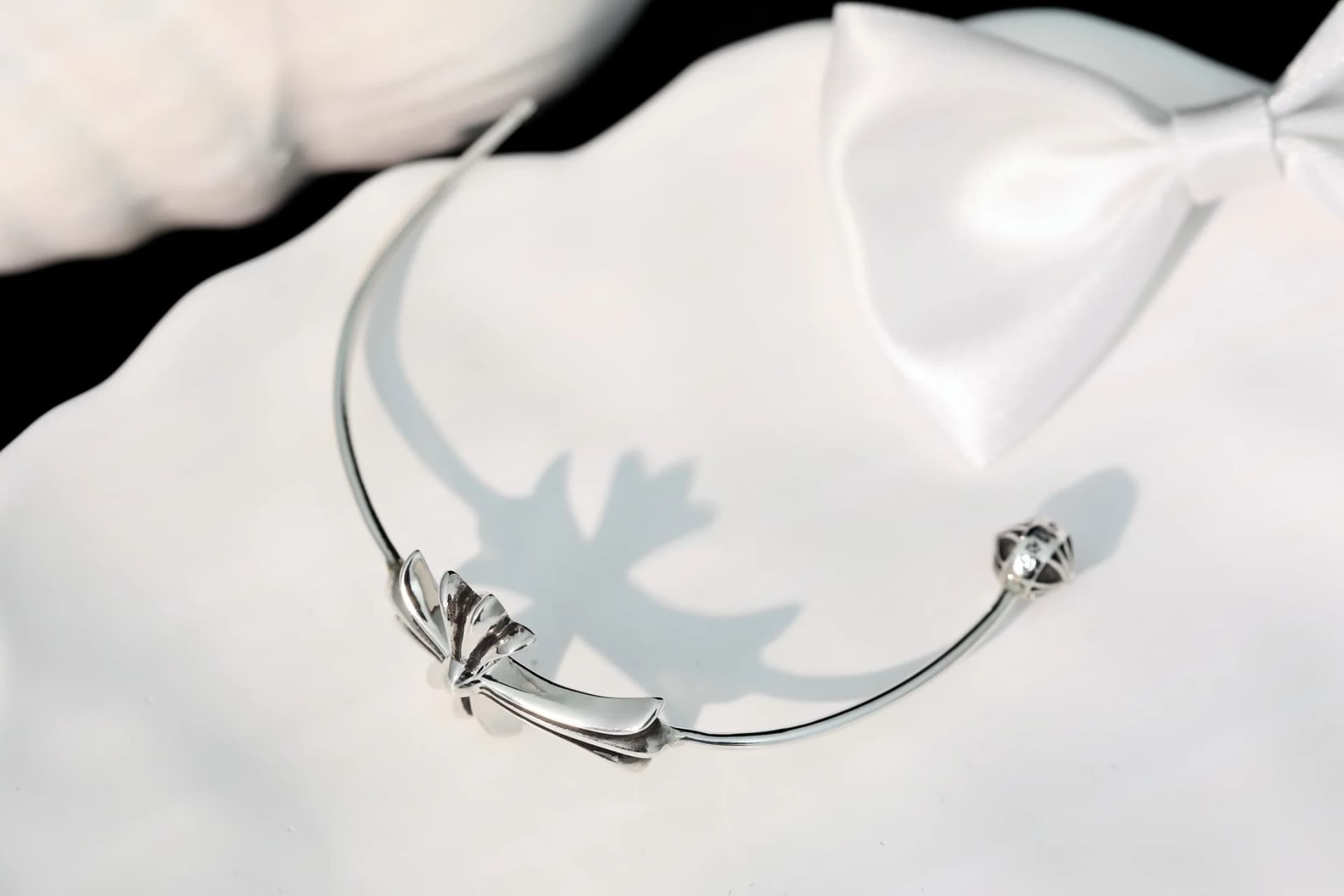 Серебряная серьга-кольцо Chrome Hearts с объемным крестом