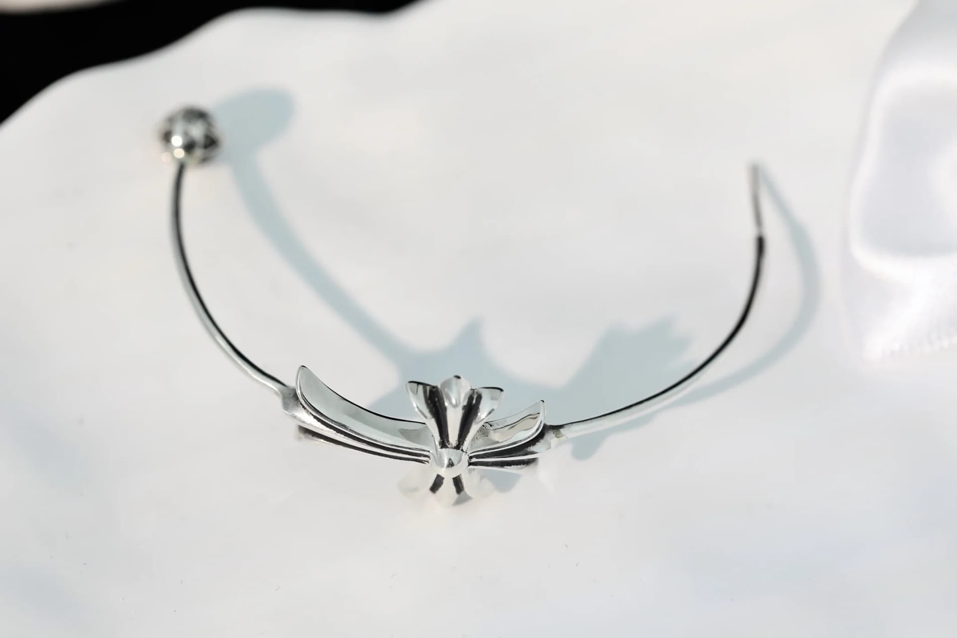 Серьга-хуп Chrome Hearts с крестообразным мотивом крупным планом