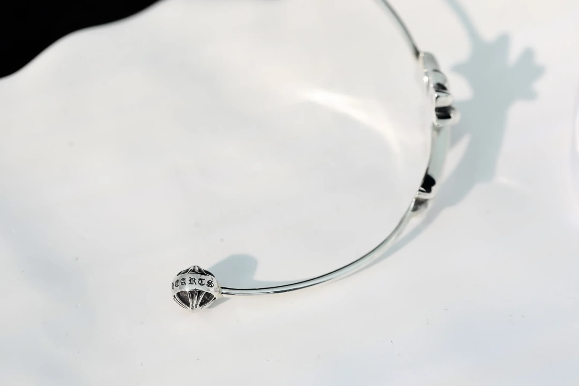 Фактурный резной шарик на конце серьги Chrome Hearts