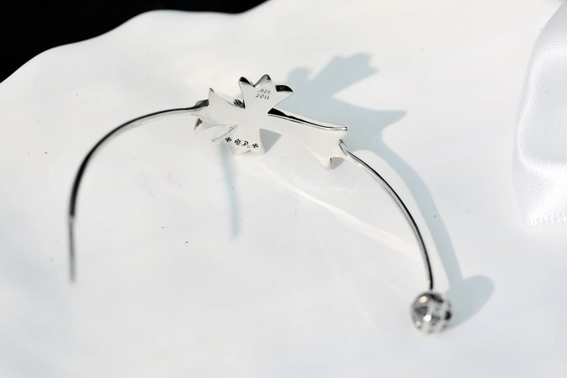 Внутренняя сторона серьги Chrome Hearts с гравировкой пробы 925