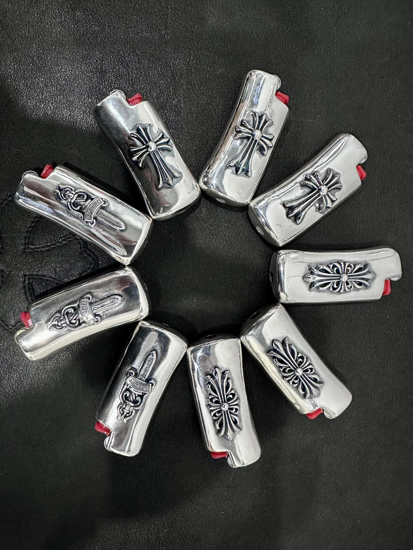 Серебряные футляры для зажигалок Chrome Hearts с готическими мотивами по кругу