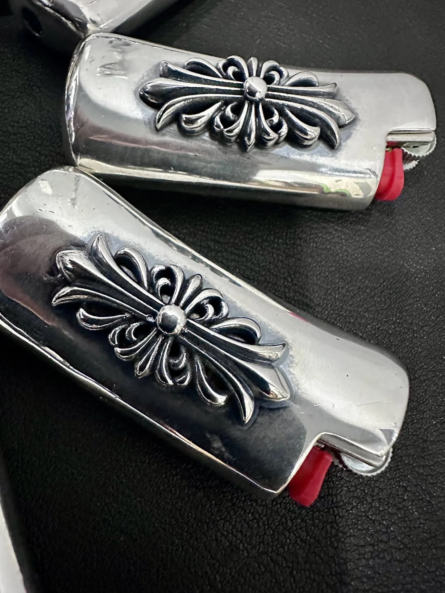 Футляры для зажигалки Chrome Hearts из серебра 925 пробы с рельефным крестом крупным планом