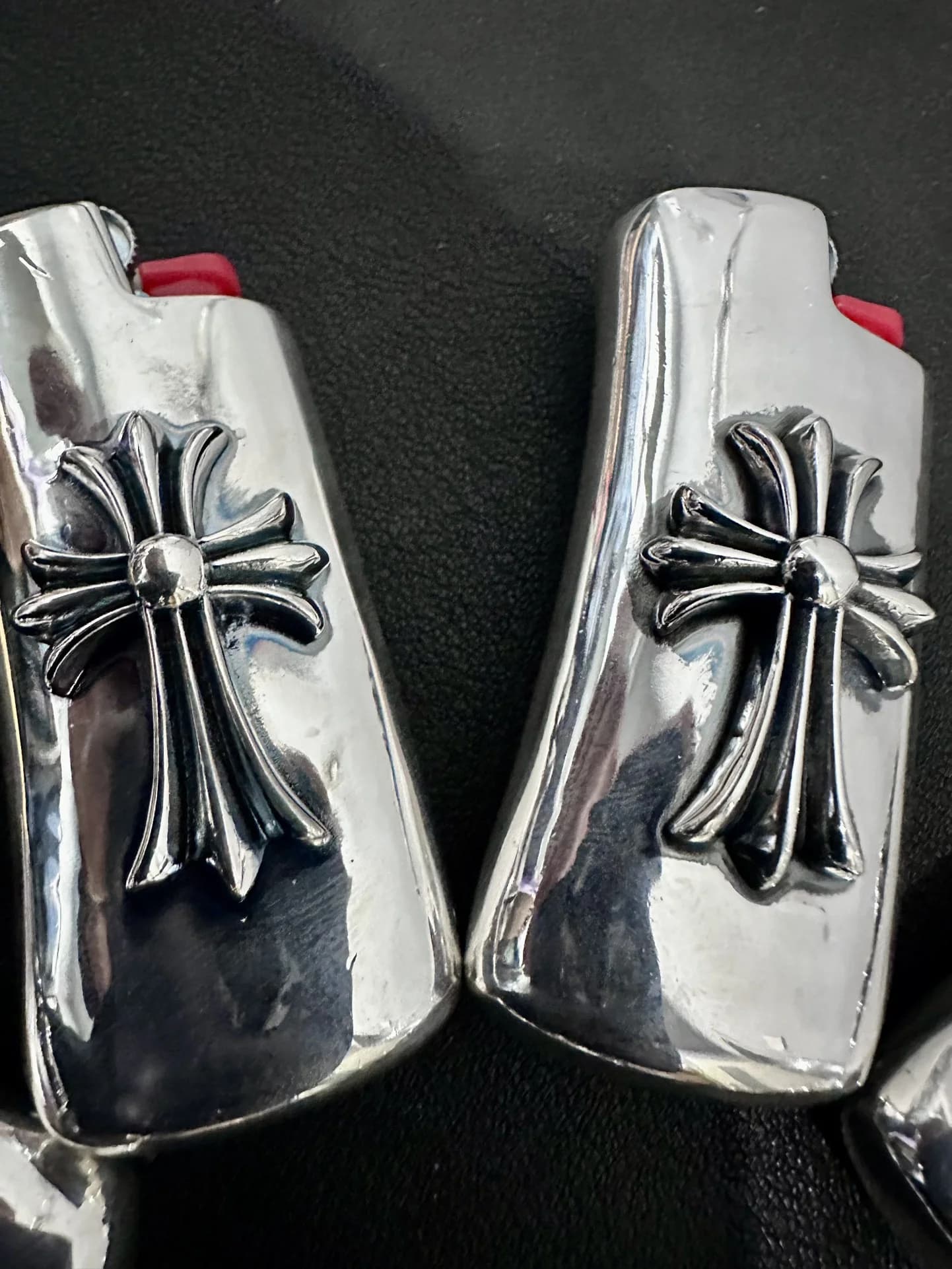 Два серебряных футляра для зажигалки Chrome Hearts с крестом CH Cross