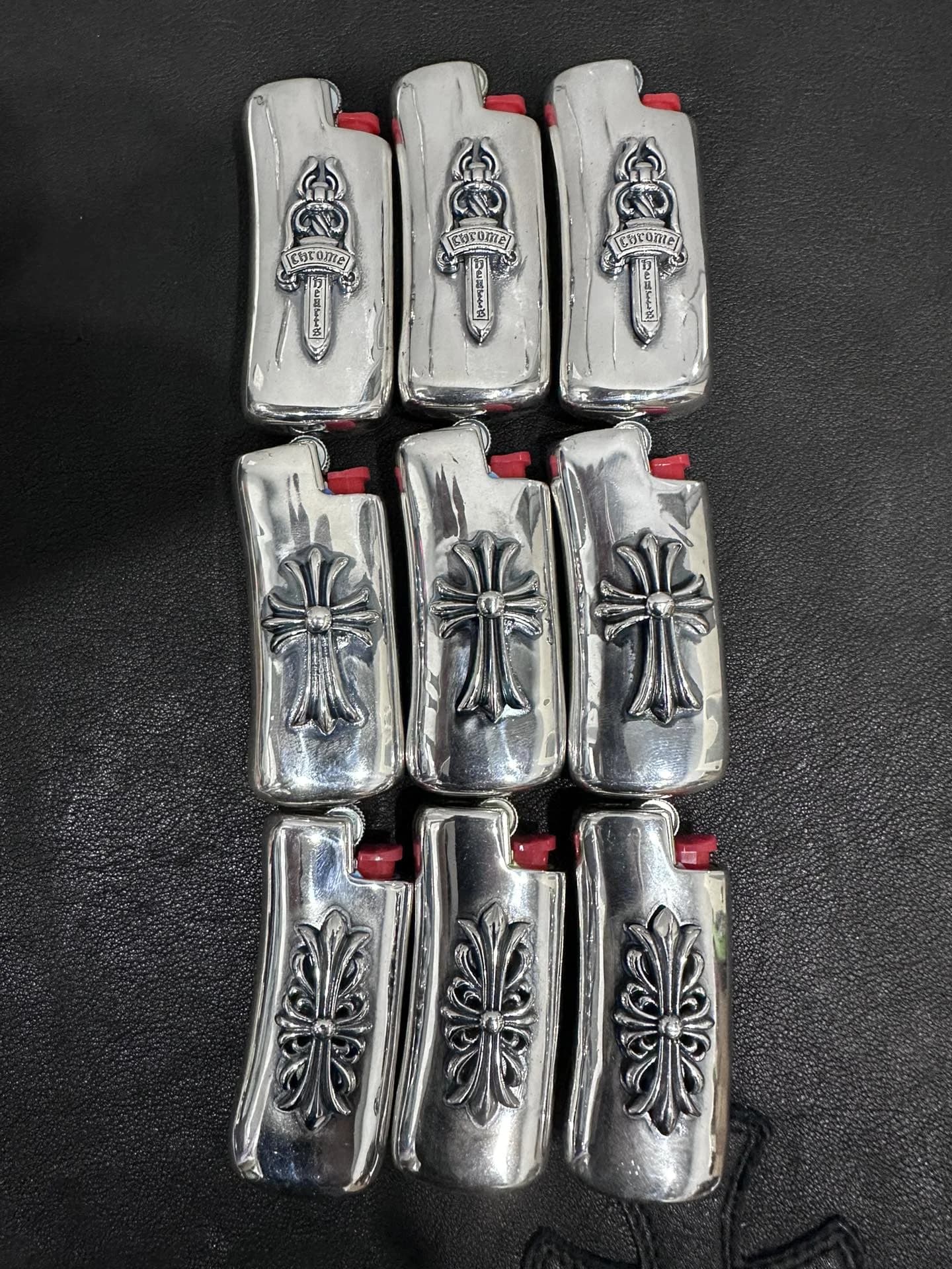Коллекция серебряных футляров Chrome Hearts с кинжалами и крестами
