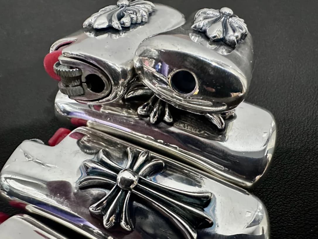 Вид сверху и в деталях на серебряные футляры Chrome Hearts со вставленными зажигалками