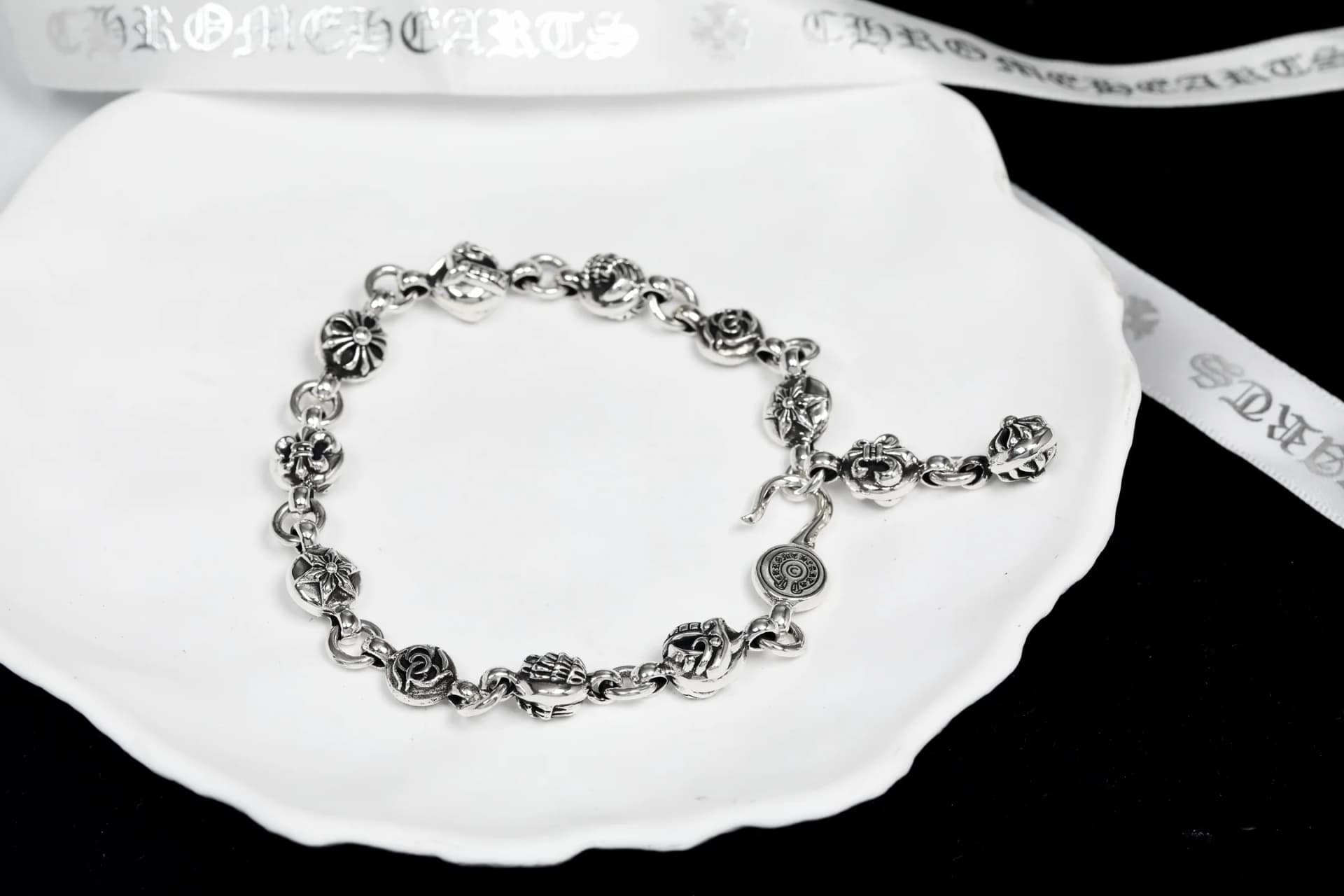 Серебряный браслет-цепь Chrome Hearts с фигурными звеньями-бусинами на блюдце