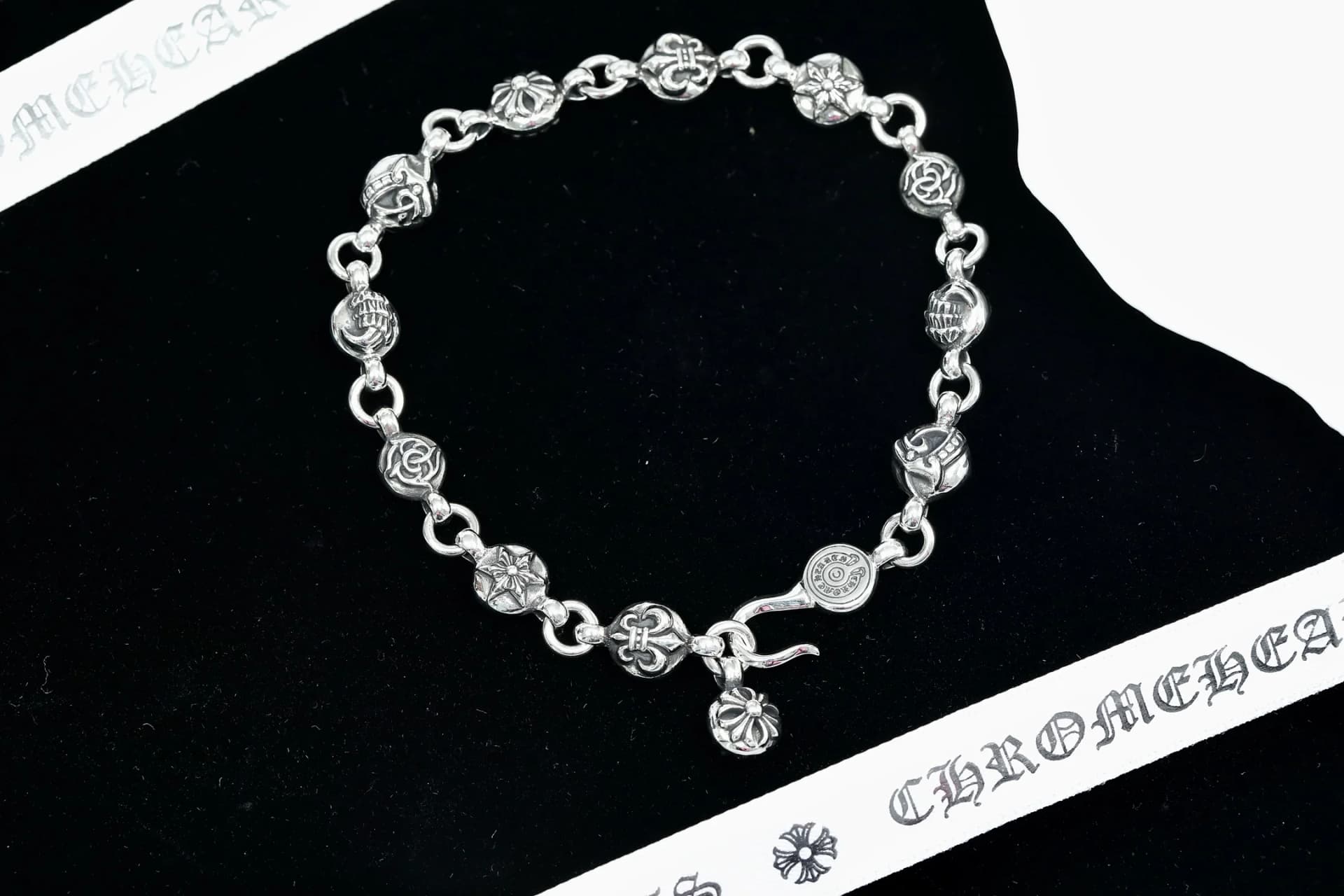 Браслет Chrome Hearts из серебра 925 пробы с готическими звеньями на темном фоне