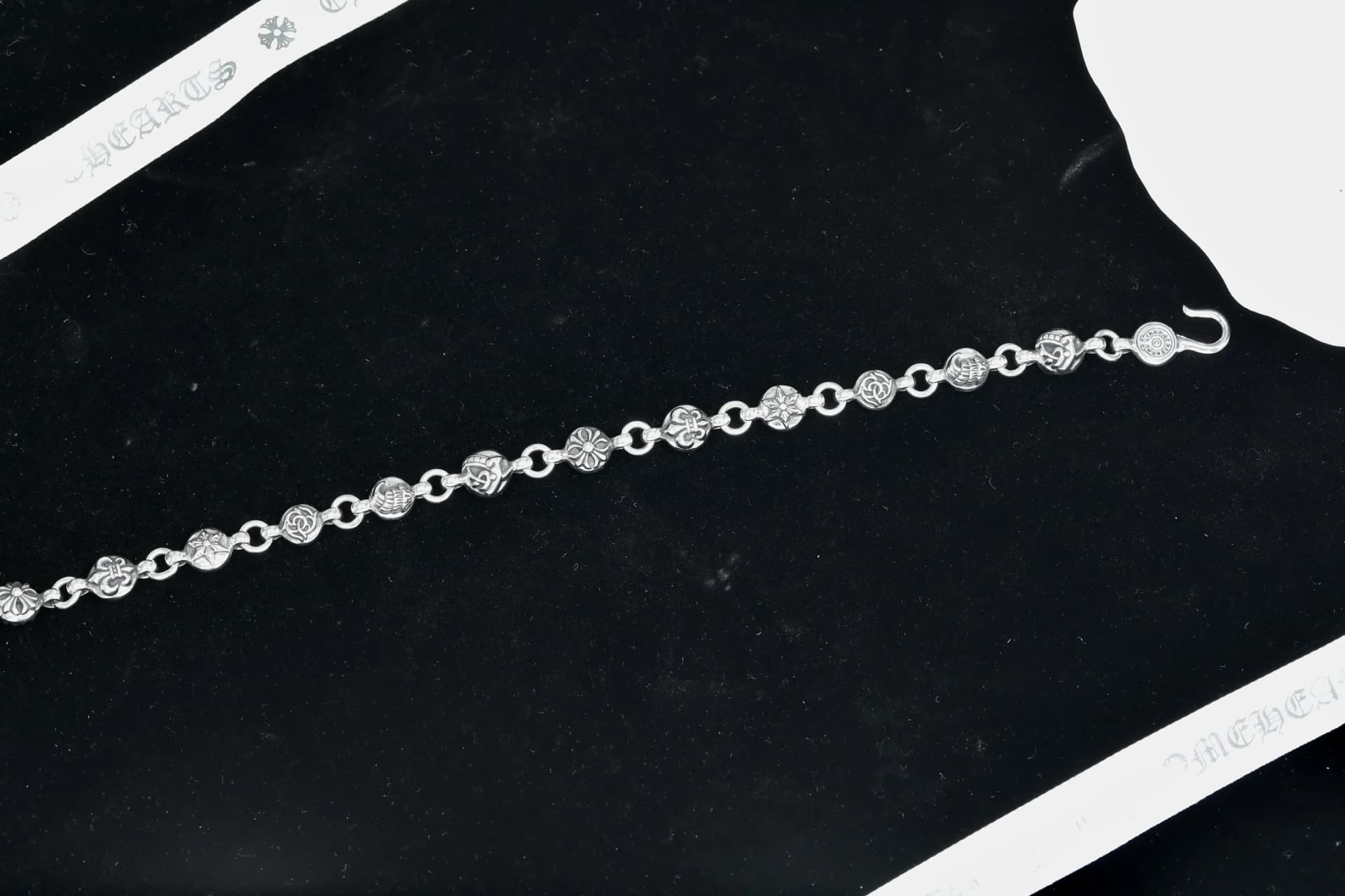 Серебряный браслет-цепь Chrome Hearts в развернутом виде во всю длину