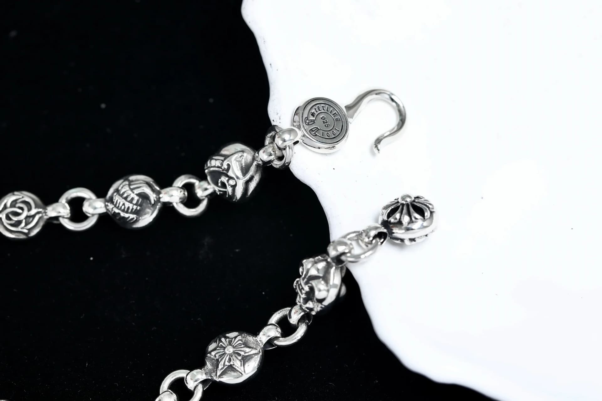 Застежка-крючок и звенья серебряного браслета Chrome Hearts вблизи