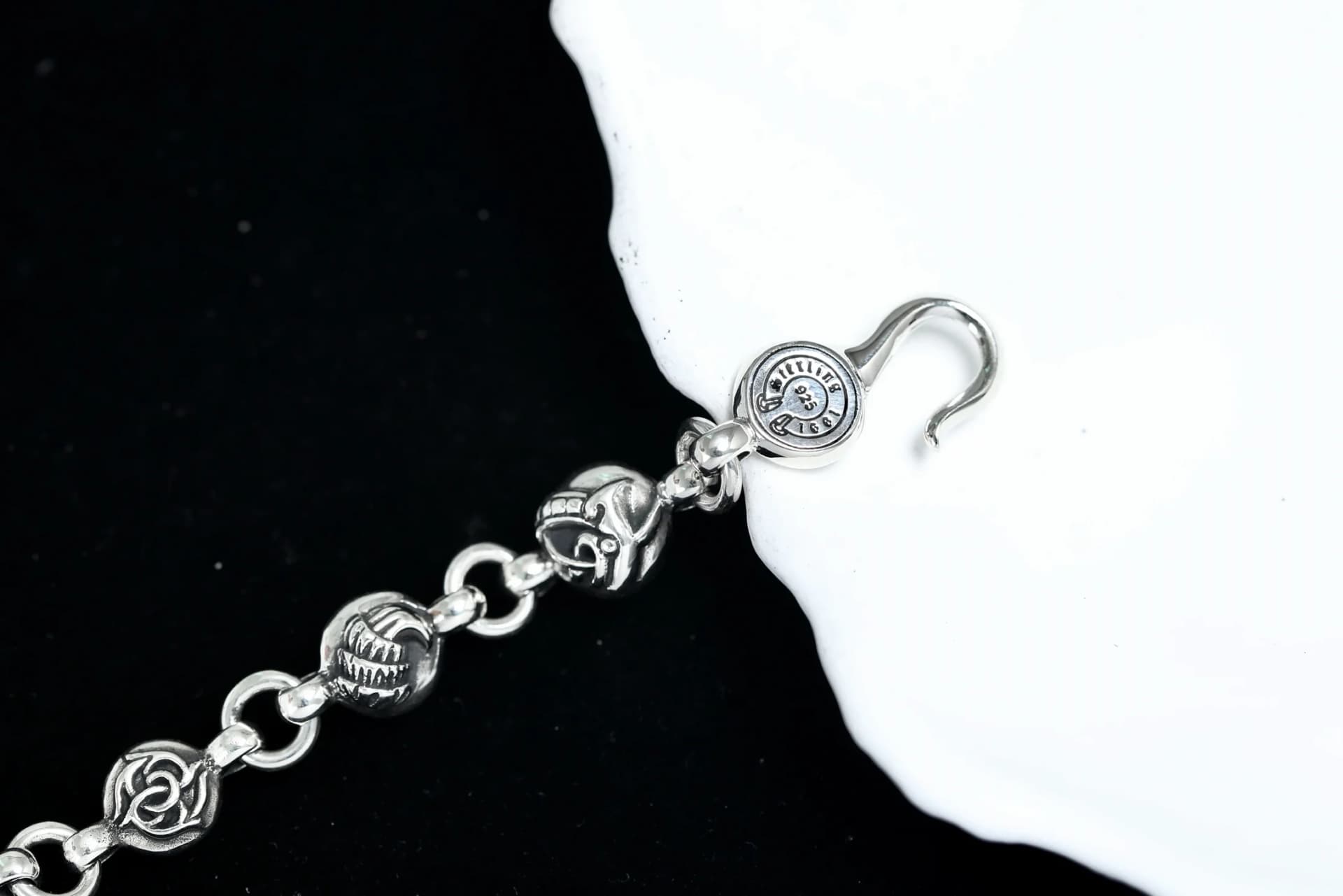 Деталь замка-крючка с фирменной круглой плашкой браслета Chrome Hearts