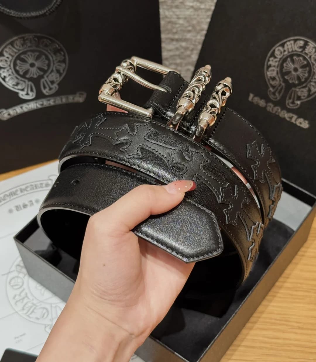 Свернутый черный кожаный ремень Chrome Hearts с узорной пряжкой