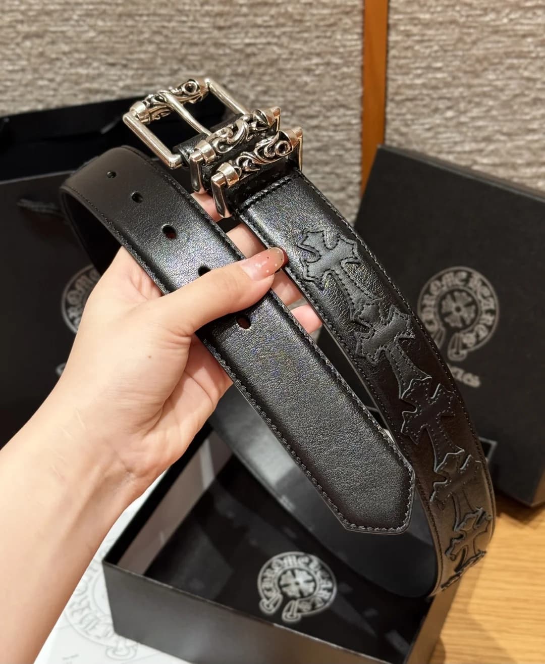 Ремень Chrome Hearts с нашивками в виде крестов и серебряной фурнитурой