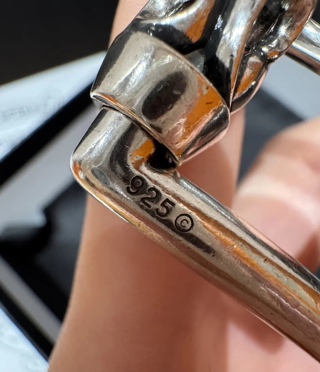 Клеймо 925 пробы на серебряной пряжке ремня Chrome Hearts