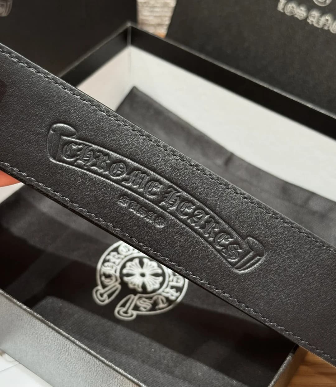 Тисненый логотип Chrome Hearts на кожаном полотне ремня